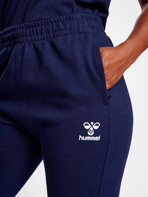 hmlTRAVEL SWEAT PANTS WOMAN, MARINE, model