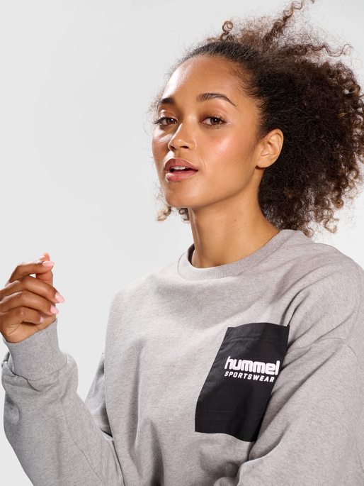 hmlLGC DACIA SWEATSHIRT, 2006, model