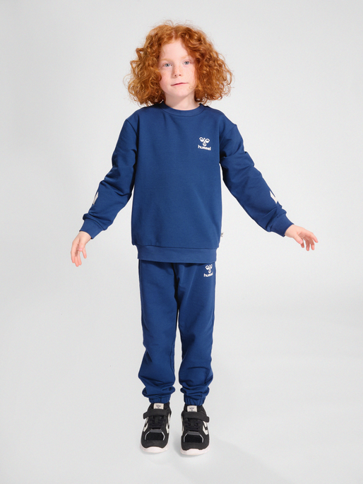 hmlVENTI TRACKSUIT, DARK DENIM, model