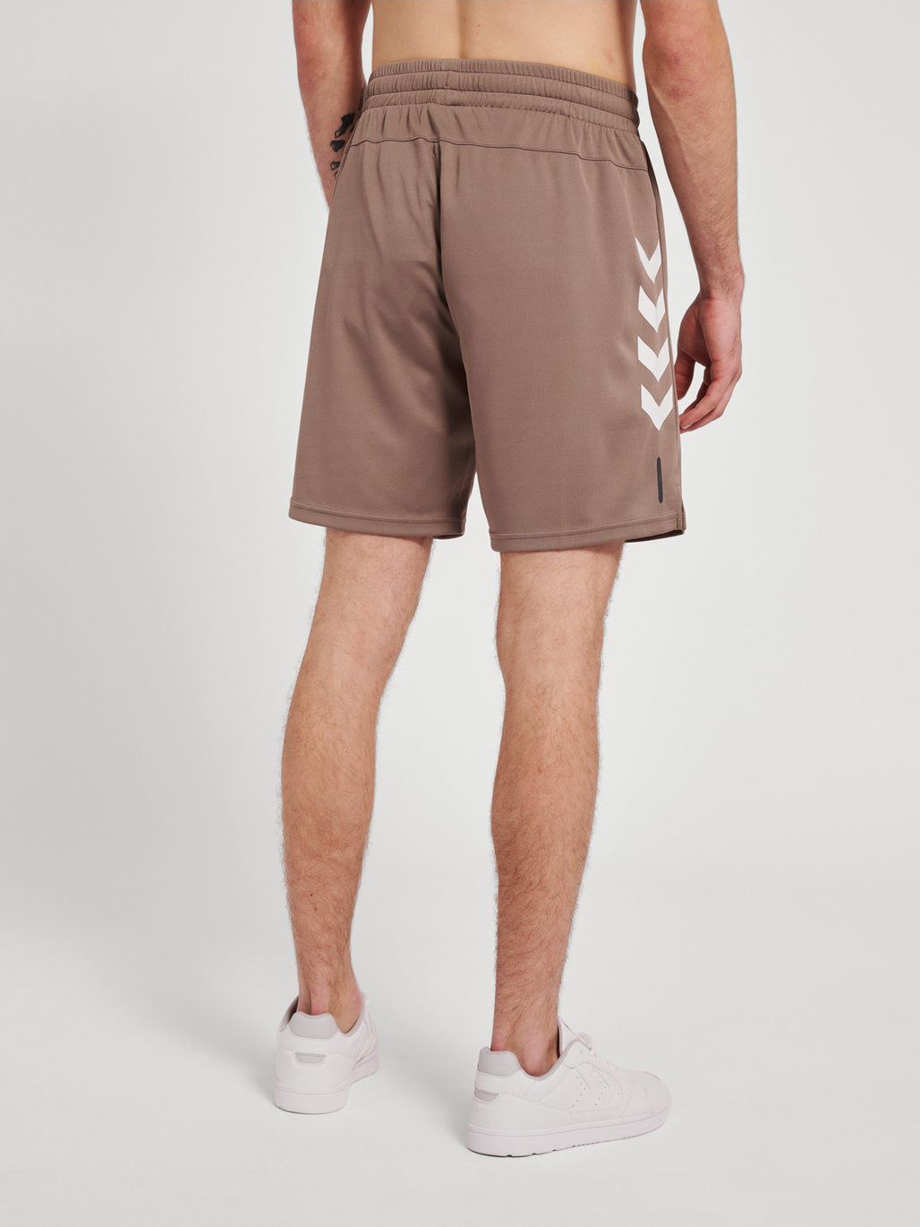 hmlTE TOPAZ SHORTS, DRIFTWOOD, model
