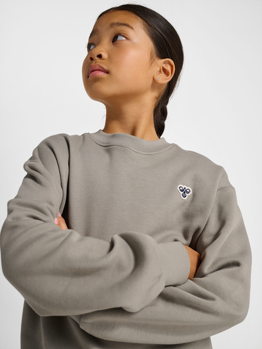 hmlJR LOOSE CREWNECK BEE, ROCK RIDGE, model