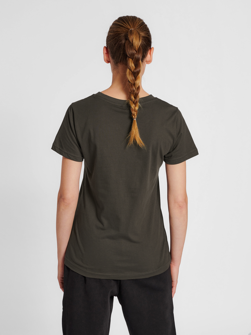 hmlRED BASIC T-SHIRT S/S WOMAN, 6213, model