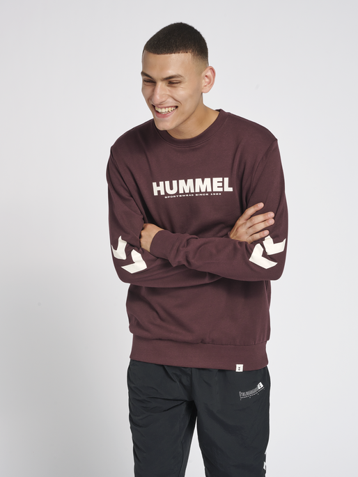 hmlLEGACY SWEATSHIRT, FUDGE, model