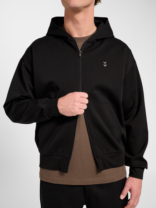 hmlDEFENDER ZIP HOODIE, BLACK, model