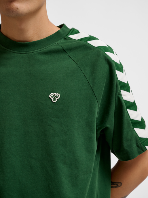 hmlARCHIVE LOOSE T-SHIRT S/S, EDEN, model
