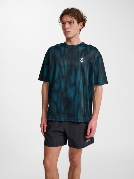 hmlHIIT AOP LOOSE T-SHIRT S/S, STARGAZER, model