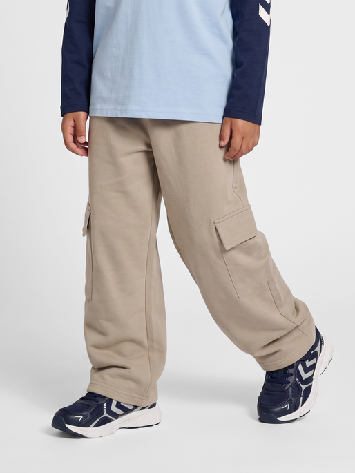 hmlTIMMI CARGO SWEAT PANTS, COBBLESTONE, model