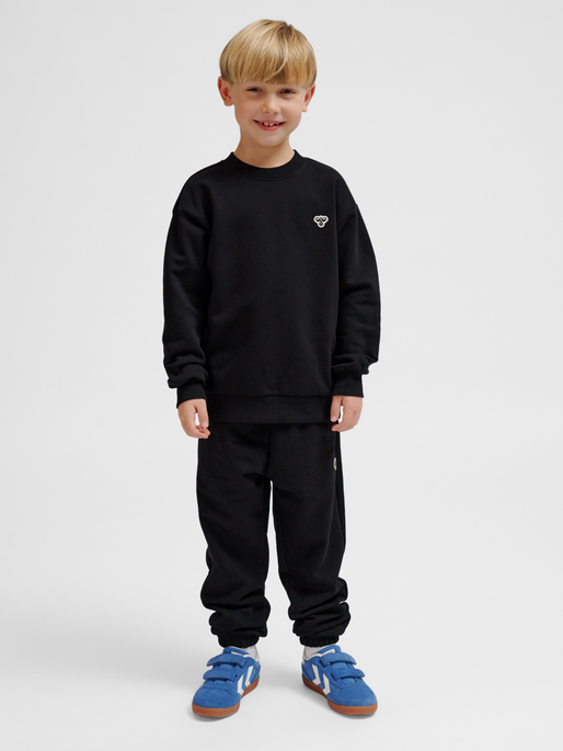 hmlJR LOOSE CREWNECK BEE, BLACK, model