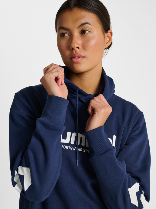 hmlLEGACY 2.0 W HOODIE, DRESS BLUES, model