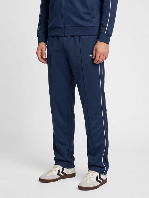 hmlCLUB TRACK PANTS, DRESS BLUES, model