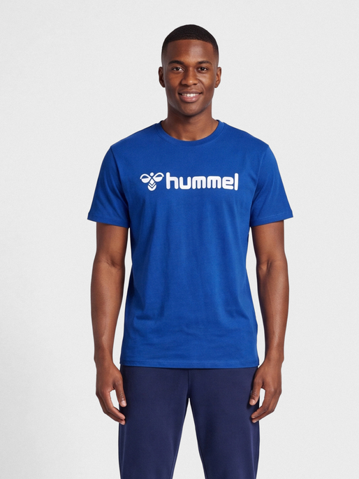 hmlGO 2.0 LOGO T-SHIRT S/S, TRUE BLUE, model