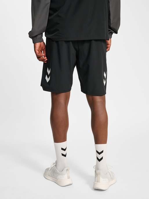 hmlLEAD 2.0 WOVEN SHORTS, BLACK, model