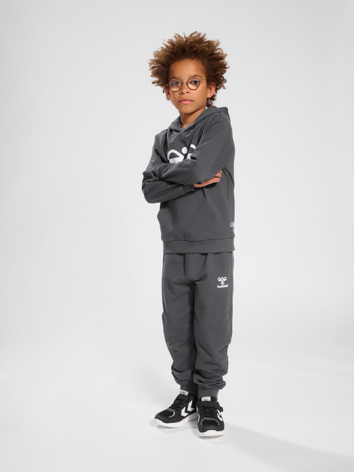 hmlCUATRO HOODIE, ASPHALT, model
