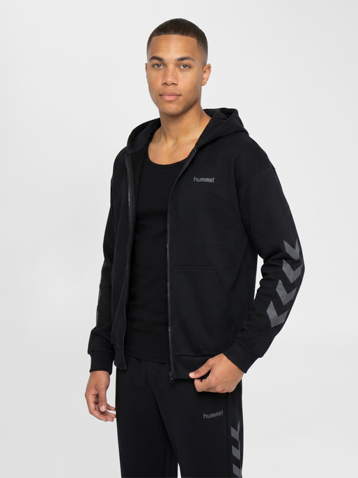 hmlKEEPER CHEVRON W ZIP HOODIE, BLACK, model