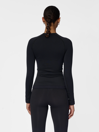 hmlCLEA SEAMLESS TIGHT T-SHIRT L/S, BLACK MELANGE, model