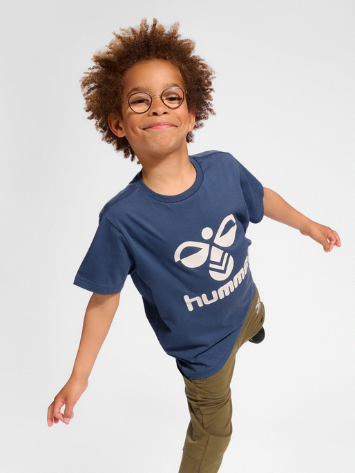 hmlTRES T-SHIRT S/S, BERING SEA, model