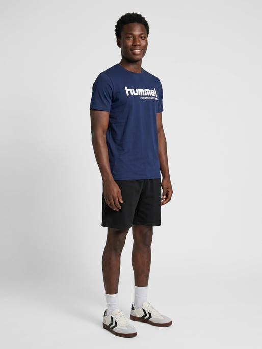 hmlPULSE GRAPHIC T-SHIRT S/S, DRESS BLUES/WHITE, model