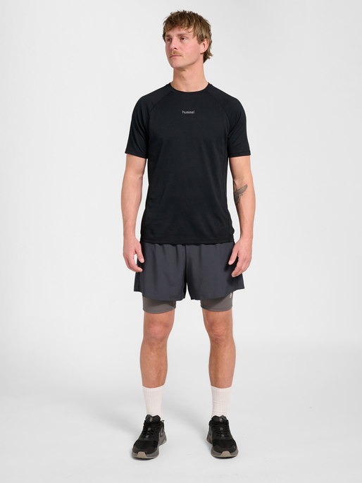 hmlHIIT INTENSITY 2 IN 1 SHORTS, EBONY, model