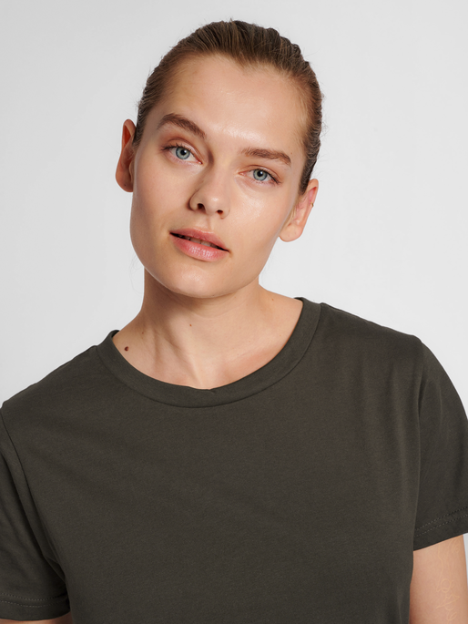hmlRED BASIC T-SHIRT S/S WOMAN, 6213, model