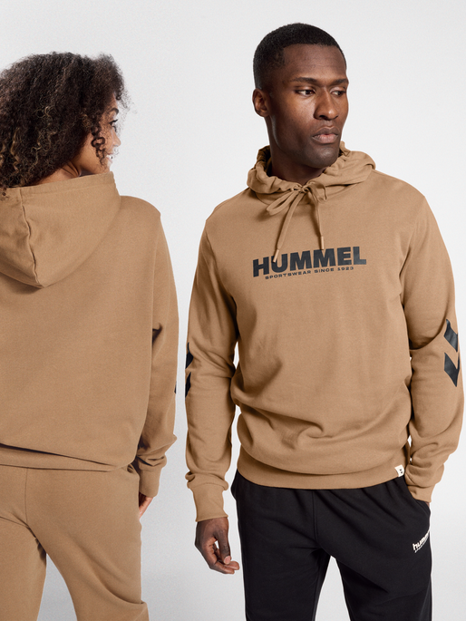 hmlLEGACY LOGO HOODIE, TIGERS EYE, model