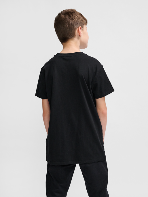 hmlGO 2.0 LOGO T-SHIRT S/S KIDS, BLACK, model