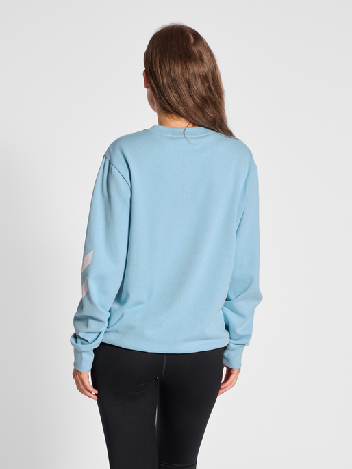 hmlLEGACY SWEATSHIRT, PLACID BLUE, model