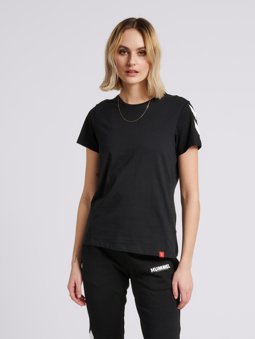 hmlLEGACY WOMAN T-SHIRT, BLACK, model