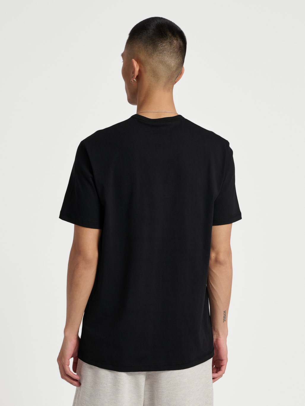 hmlHIVE WADE T-SHIRT, BLACK, model