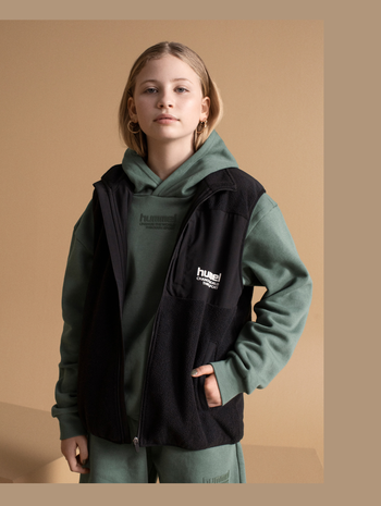 hmlDARE FLEECE VEST, BLACK, model