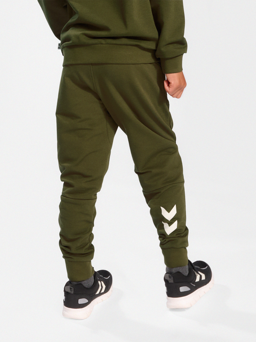 hmlON PANTS, OLIVE NIGHT, model