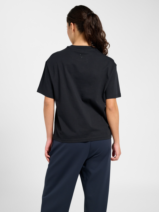 hmlKEEPER LOGO W T-SHIRT S/S, BLACK, model