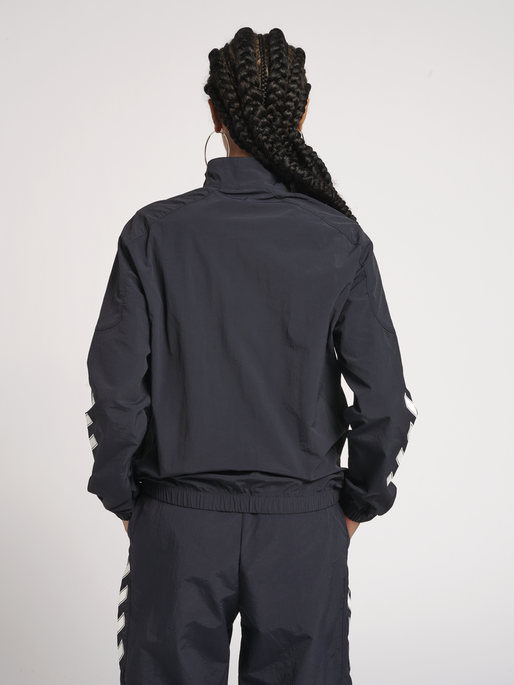 hmlNIKKI ZIP JACKET, 7381, model