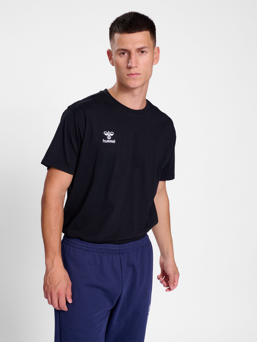 hmlGO 2.0 T-SHIRT S/S, BLACK, model