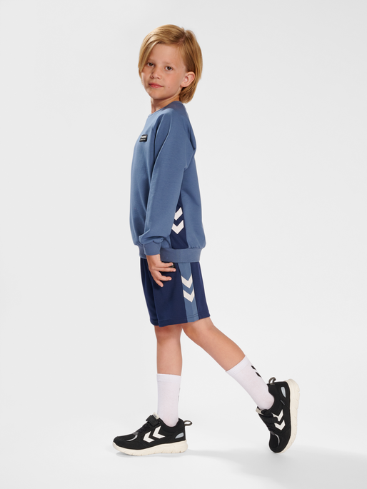 hmlMARTY SHORTS, BLACK IRIS, model