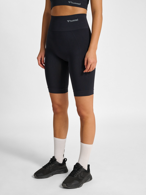 hmlTIF SEAMLESS CYLING SHORTS, BLACK, model