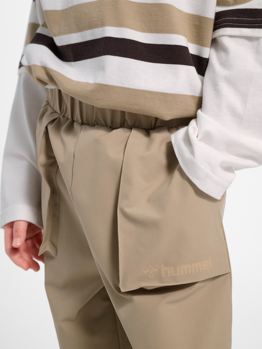 hmlJR STREET TRACKSUIT CARGO PANTS, SILVER MINK, model