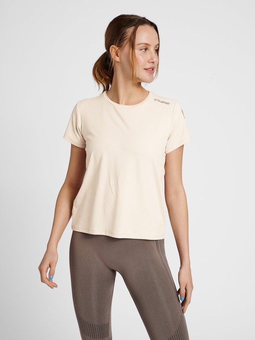 hmlMT TAYLOR T-SHIRT, CHATEAU GRAY, model