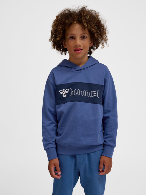 hmlATLAS HOODIE, TRUE NAVY, model