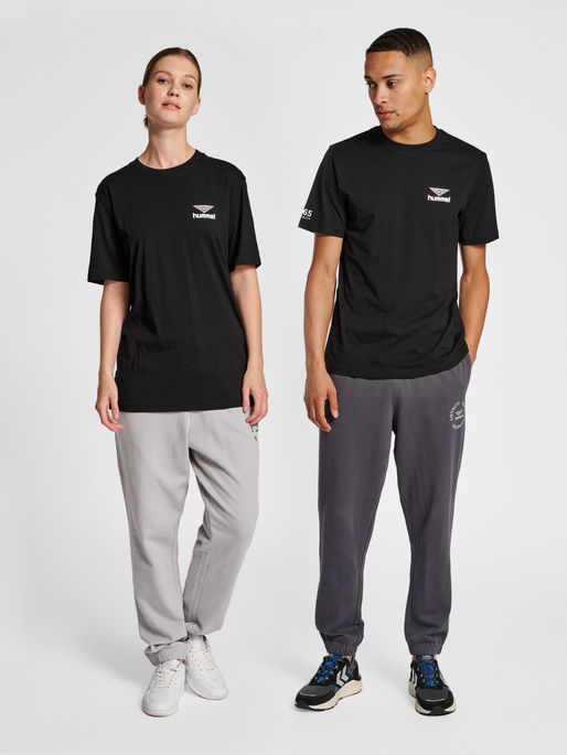 hmlLGC 365 T-SHIRT, BLACK, model