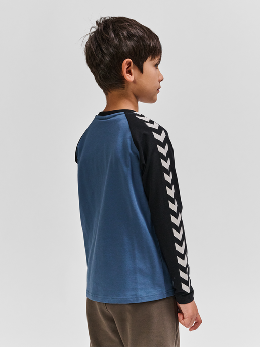 hmlBOYS T-SHIRT L/S, BERING SEA/BLACK, model
