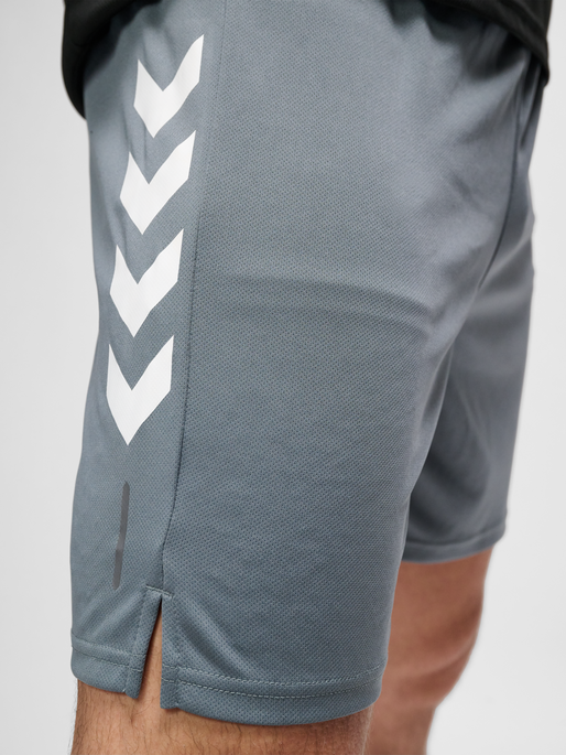 hmlTE TOPAZ SHORTS, STORMY WEATHER, model