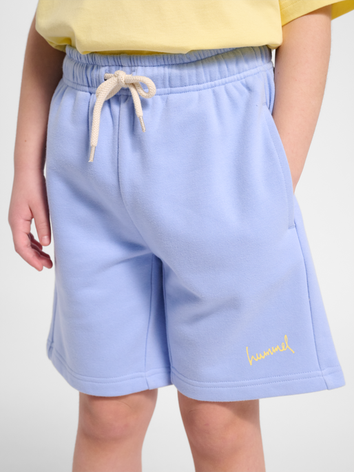 hmlJR SUMMER SWEAT SHORTS, SERENITY, model