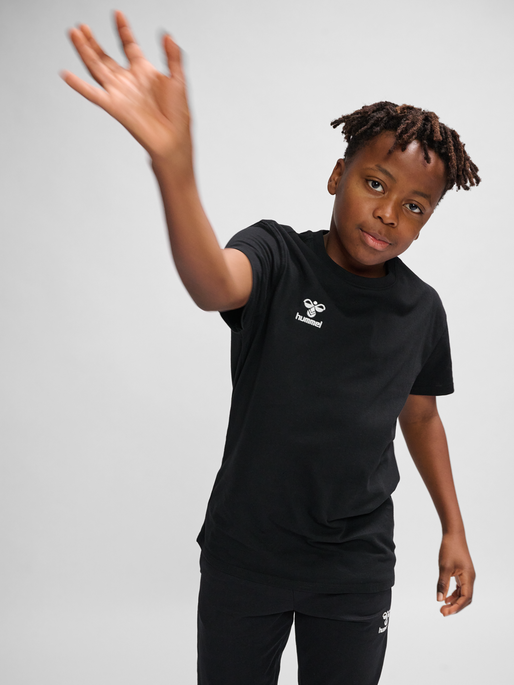 hmlGO 2.0 T-SHIRT S/S KIDS, BLACK, model