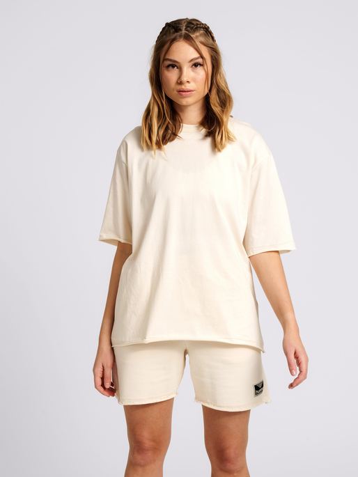 hmlYOUR LOOSE T-SHIRT, UNDYED, model