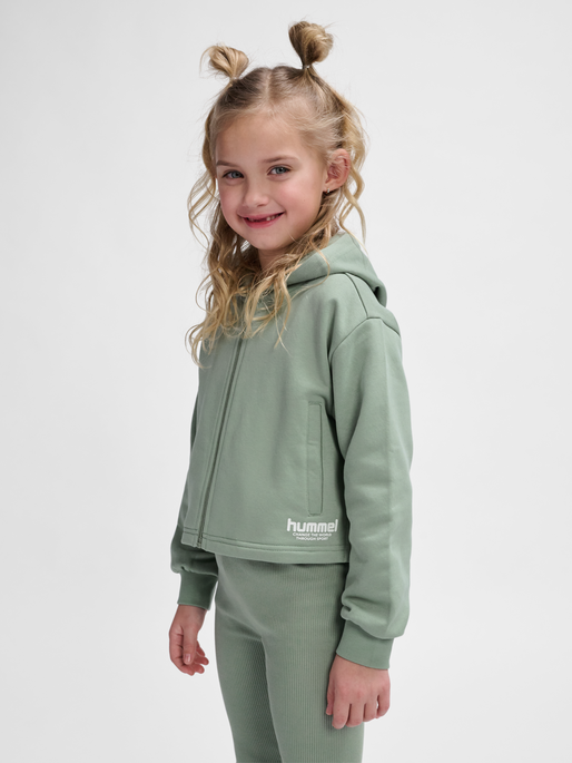 hmlZIPPI ZIP HOODIE, LILY PAD, model