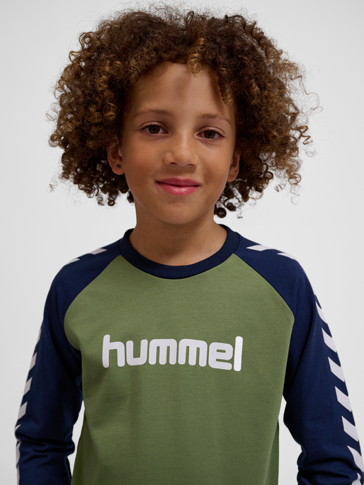 hmlBOYS T-SHIRT L/S, OLIVINE, model