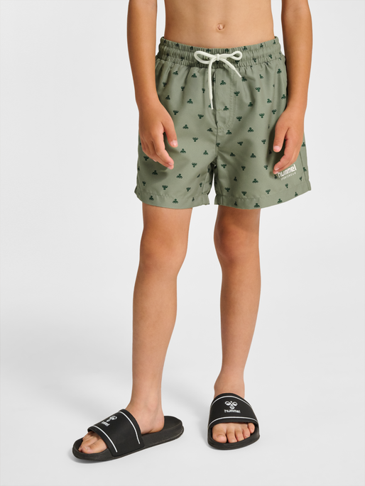 hmlJR REG BEE AOP BOARD SHORTS, SHADOW, model