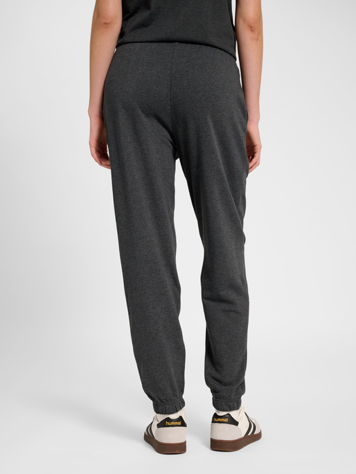 hmlPULSE W SWEAT PANTS, DARK GREY MELANGE, model