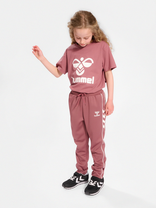 hmlTRES T-SHIRT S/S, ROSE BROWN, model