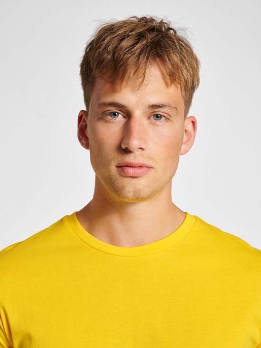 hmlRED BASIC T-SHIRT S/S, EMPIRE YELLOW, model